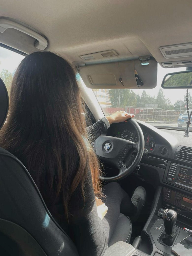 Девушка в машине без лица