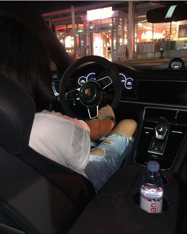 Девушка и БМВ