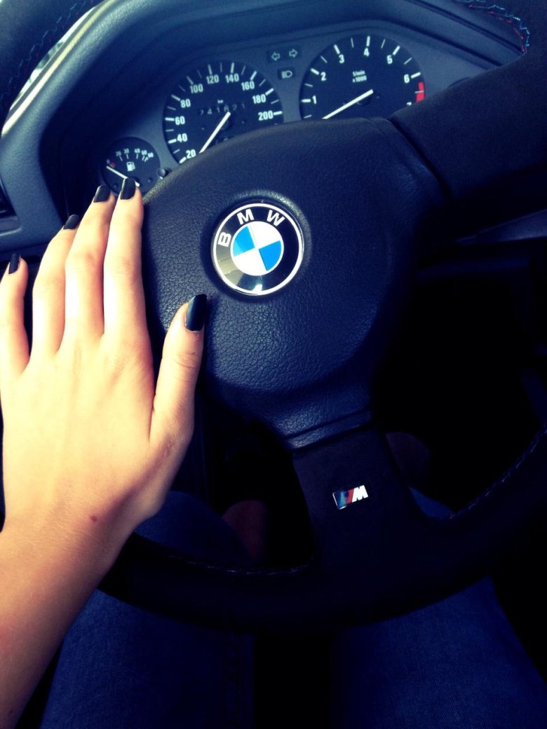За рулем БМВ