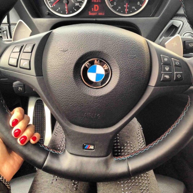 Рука за рулем БМВ