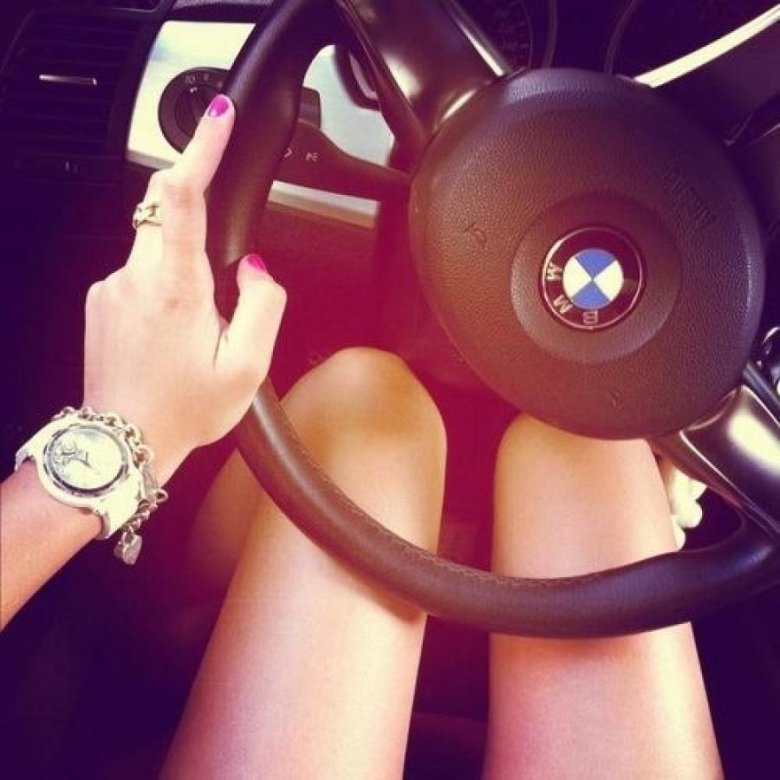 Женские руки на руле