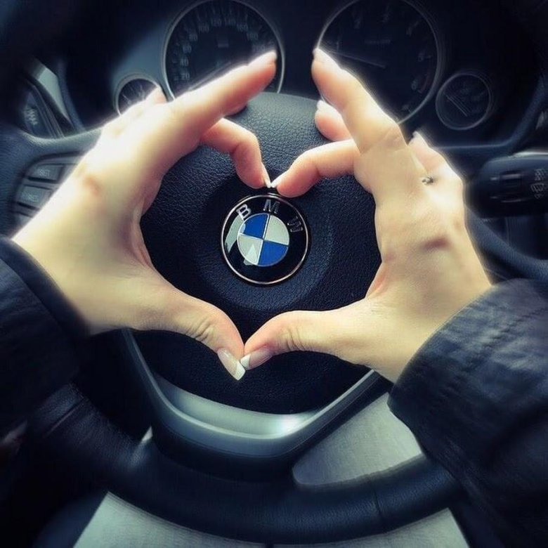 Мужчина за рулем БМВ