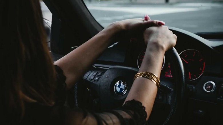 За рулем девушка