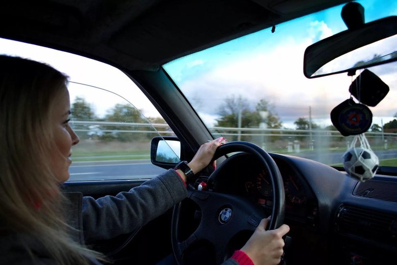 Девушка за рулем