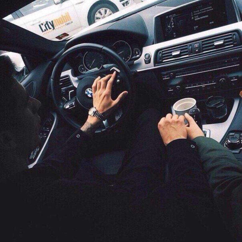 Парень с девушкой в БМВ