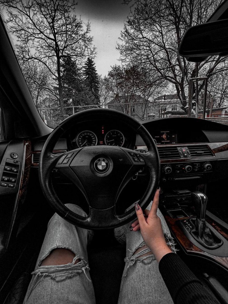 Фотография пары в BMW.