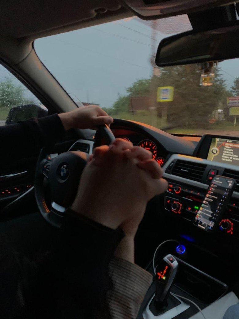 Парень и девушка в машине без лица