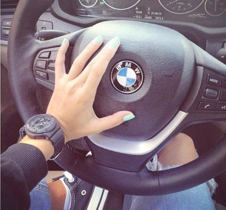 Руль БМВ девушка