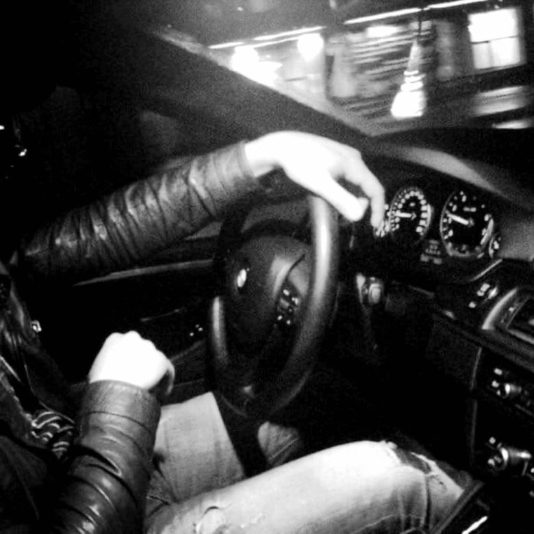 Парень с девушкой в машине