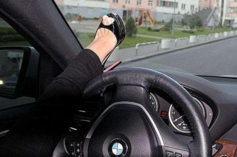 Девушка за рулем