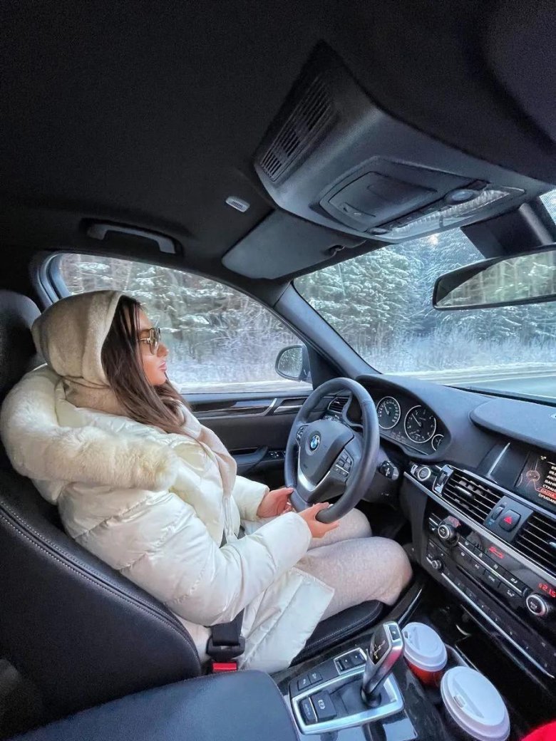 Девушка за рулем БМВ фото