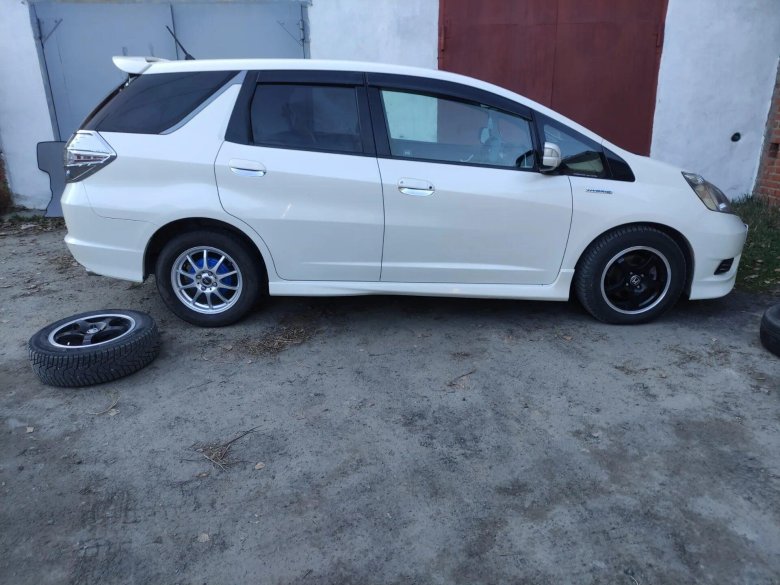 Honda Fit Shuttle на 16 колесах
