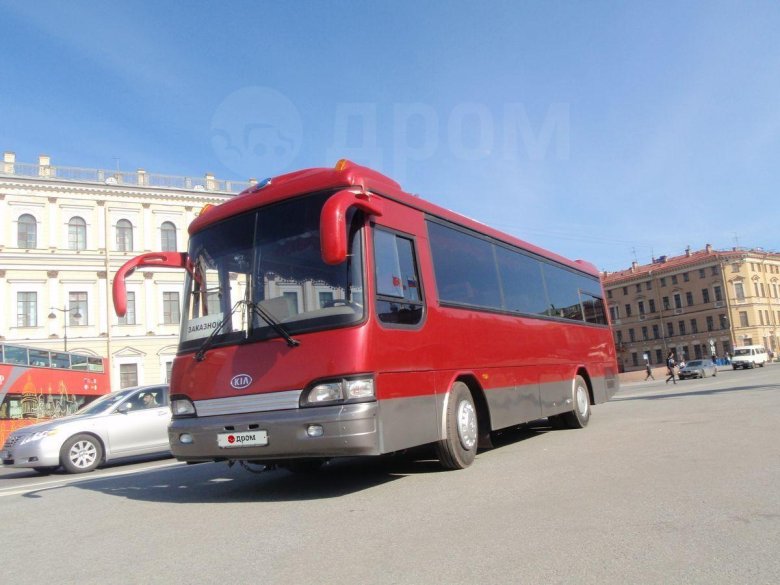 Красный автобус Kia