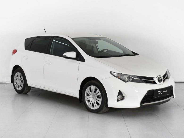 Тойота аурис 2013 года