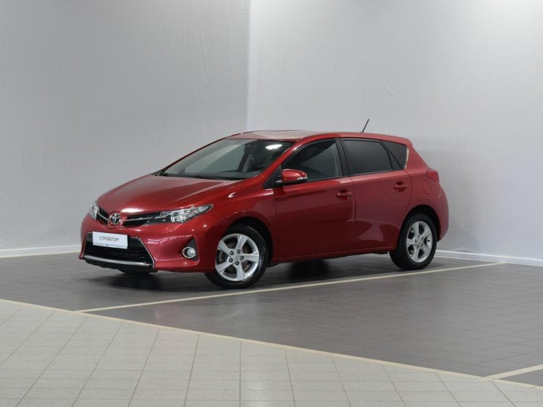 Тойота аурис 2014 красная
