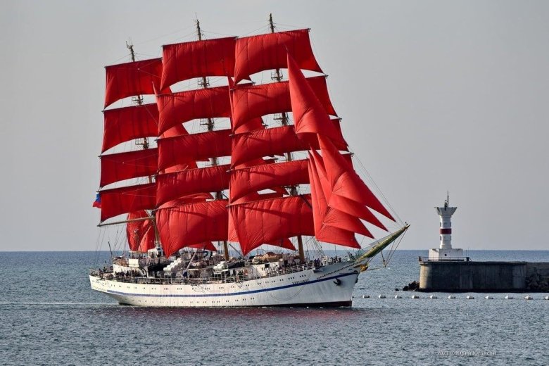 Парусник Херсонес с алыми парусами