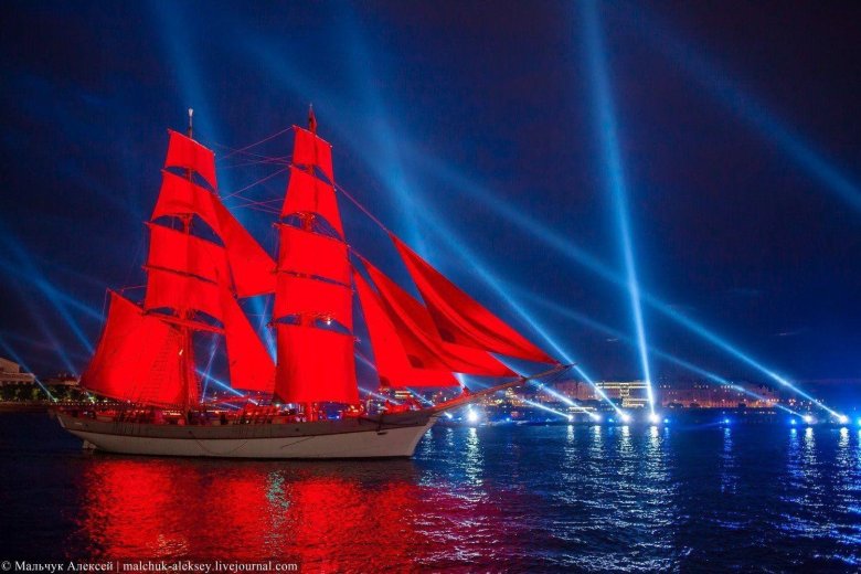 Фрегат Херсонес с алыми парусами