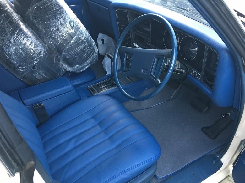 Toyota Crown синий салон