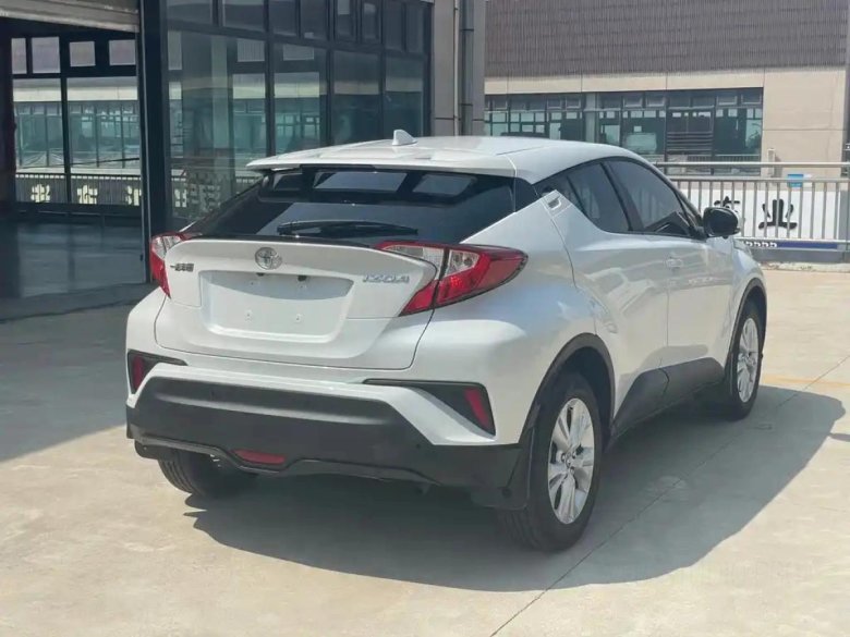 Белая тойота