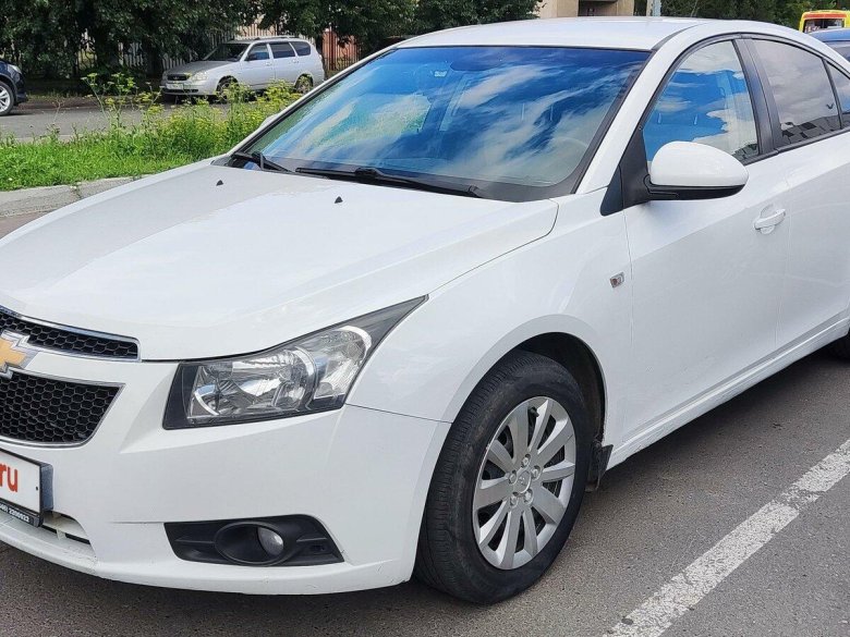 Белый шевроле круз