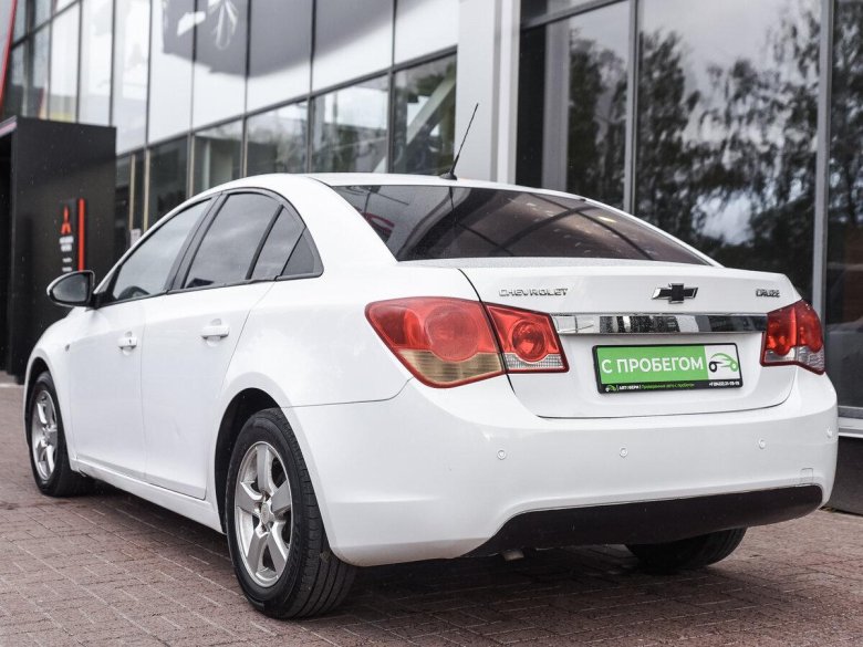 Белый шевроле круз