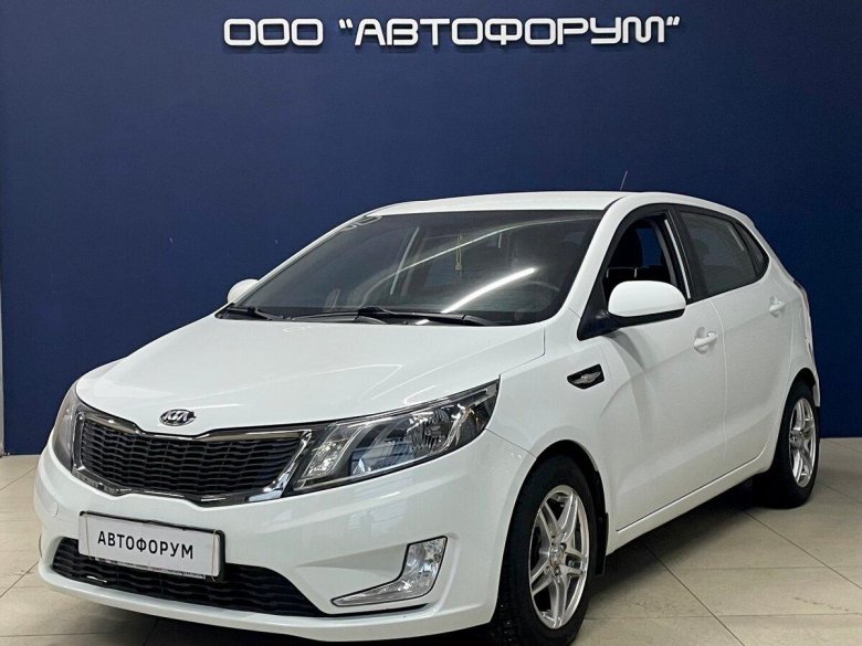 Киа Rio IV 1.6 at (123 л.с.) белый с пробегом на снегу