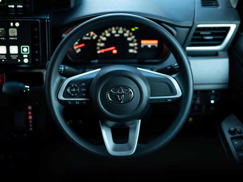 Toyota roomy салон