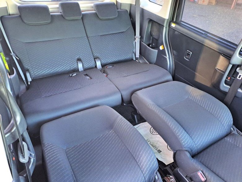 Toyota roomy салон