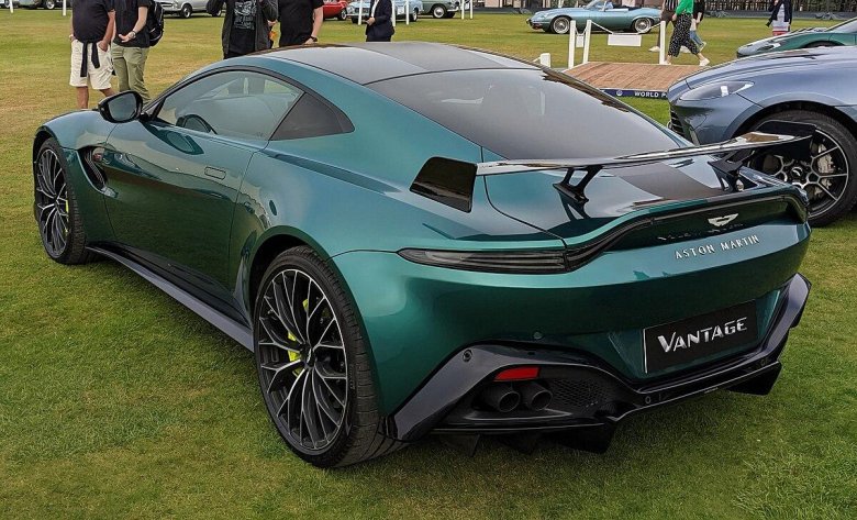 Астон Мартин Vantage 2021