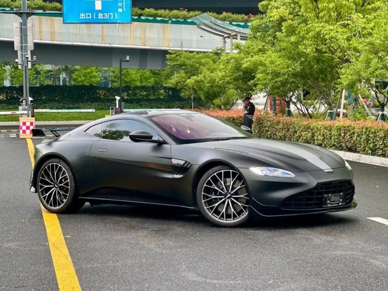 Aston martin v 12 vantage