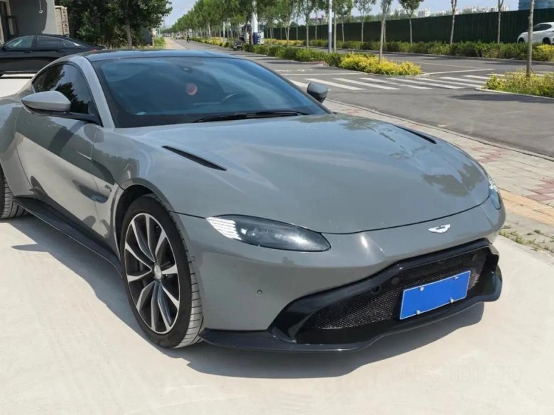 Автомобиль aston martin