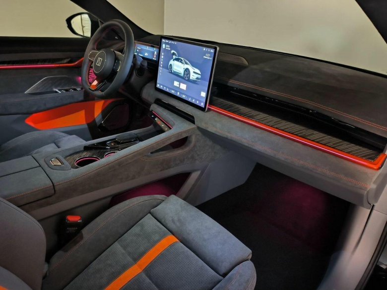 Zeekr 001 оранжевый салон