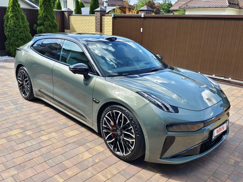 Машина zeekr 001