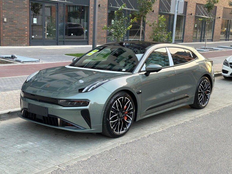 Машина zeekr 001