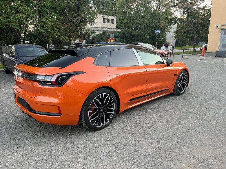 Zeekr 001 оранжевый