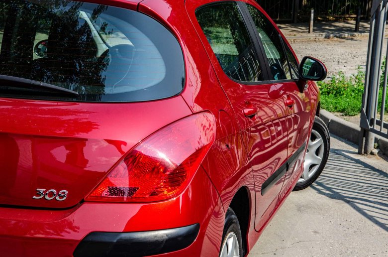 Пежо красного цвета