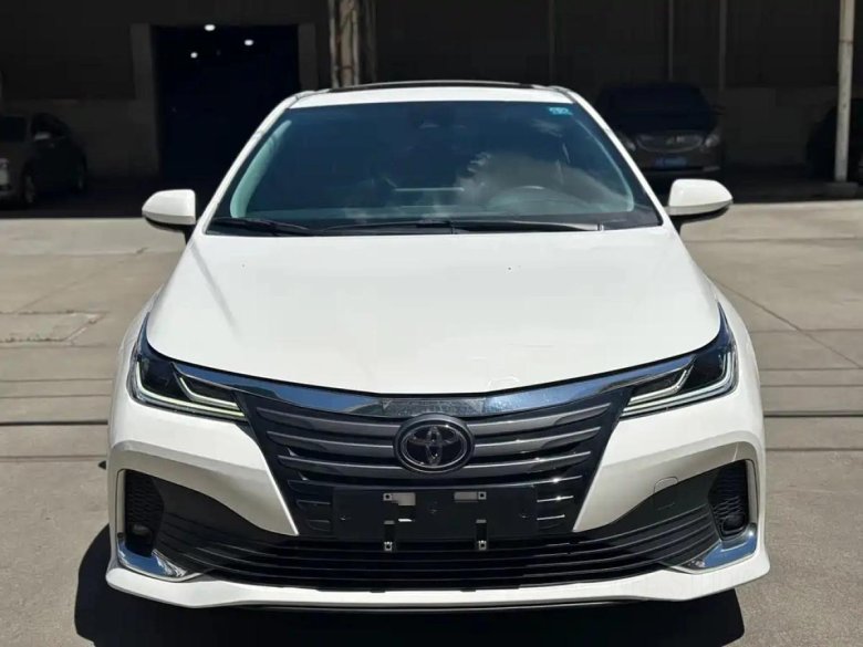 Белая тойота