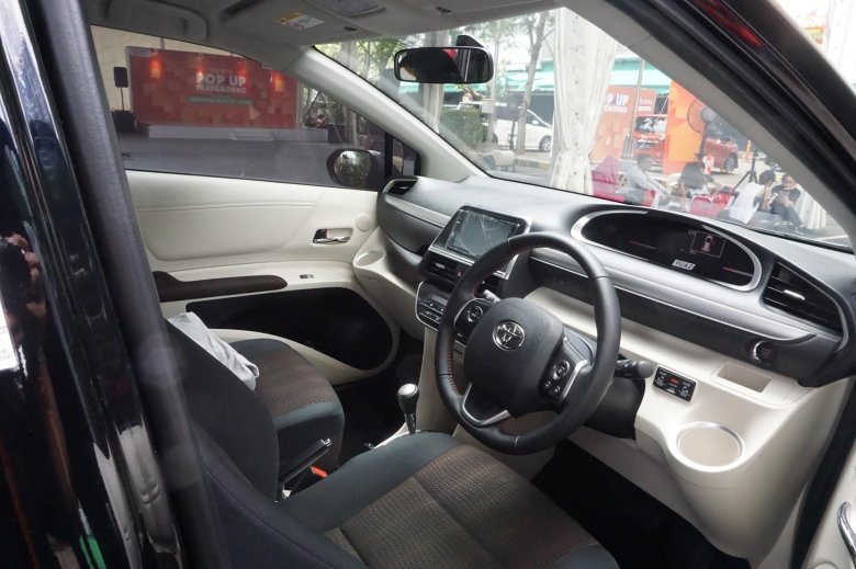 Toyota Sienta, 2017 салон