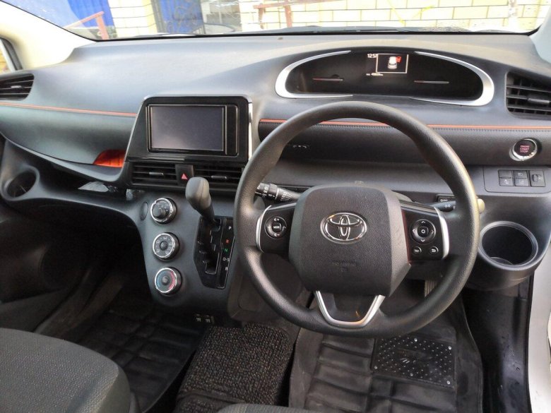 Toyota Aqua 2013 панель