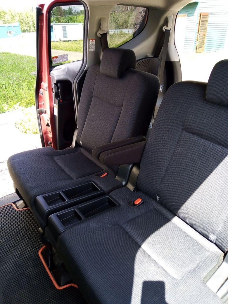 Тойота Сиента трансформация салона