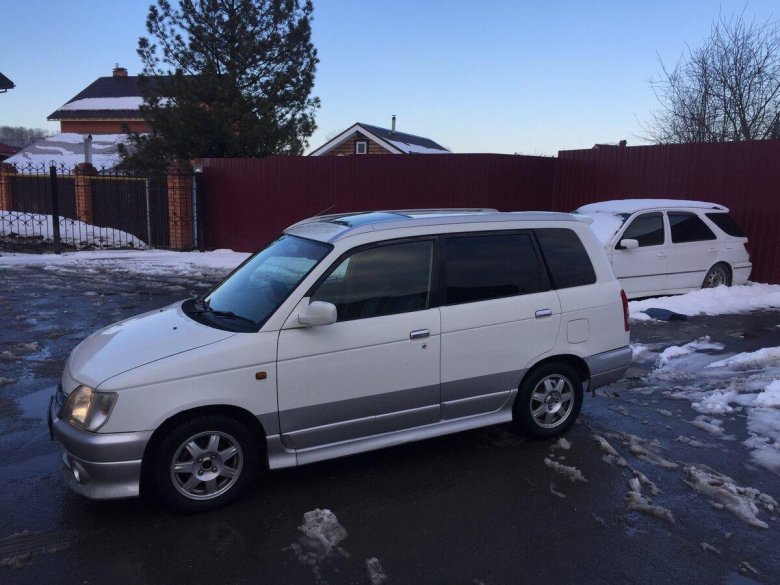 Машина Дайхатсу Пизар