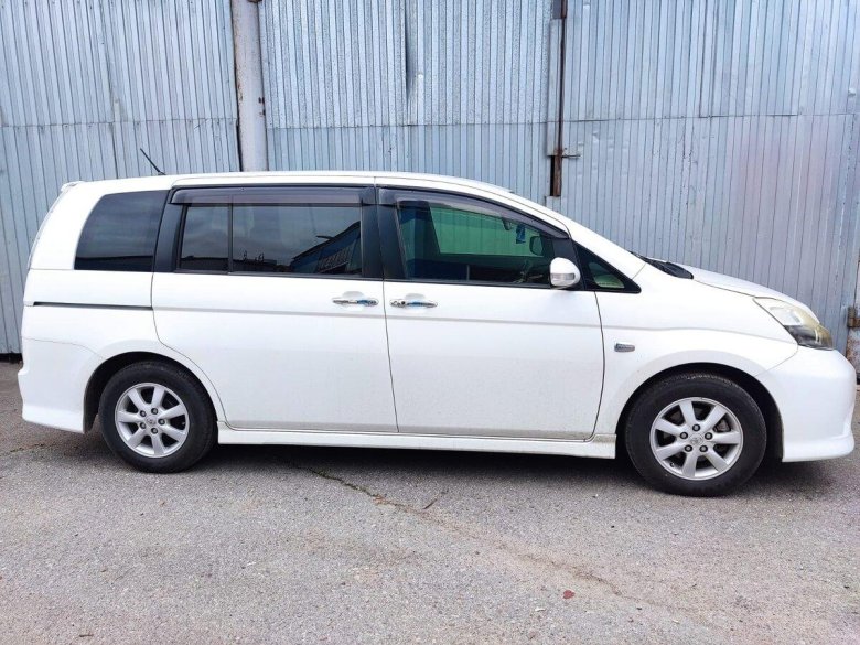 Тойота Исис 2012