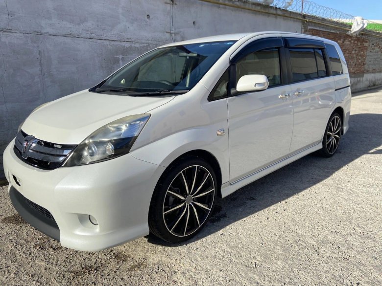 Тойота исис 2010