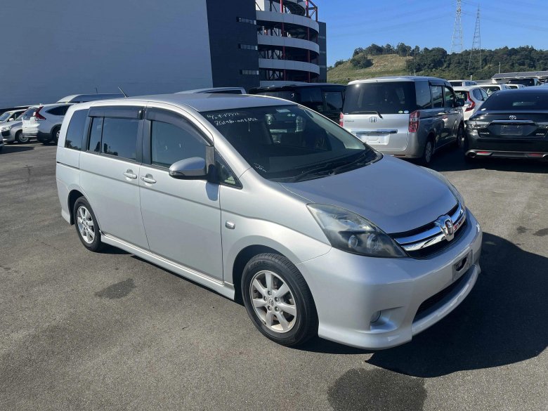 Тойота исис платана