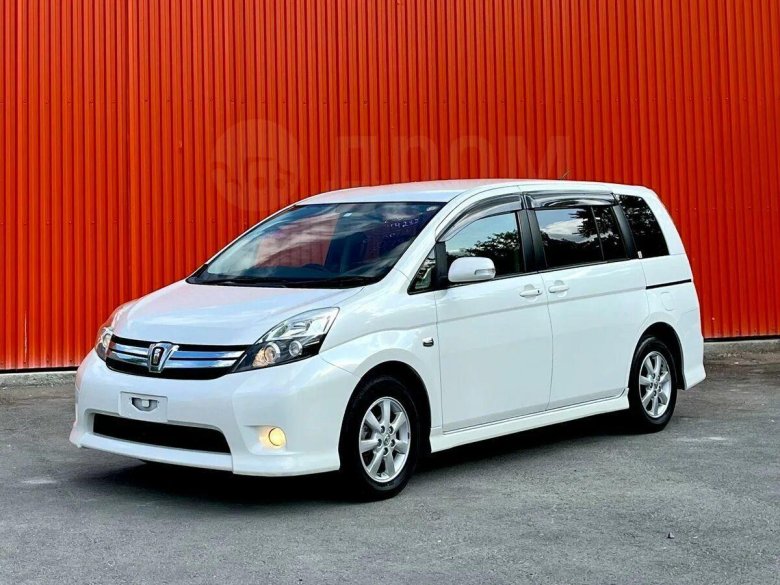 Toyota Isis Platana