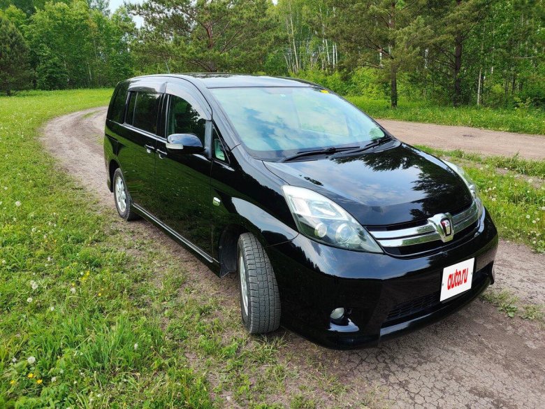 Тойота исис 2012