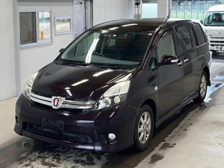 Тойота исис 2011