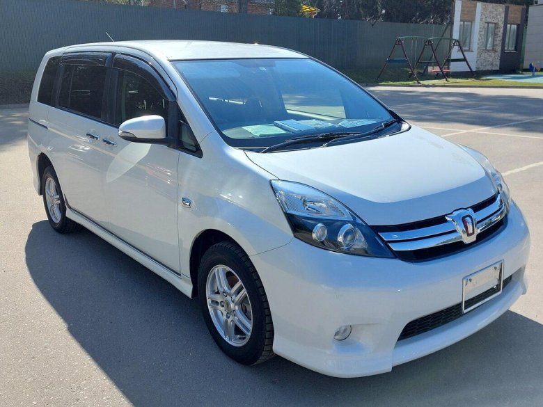 Тойота Исис 2015