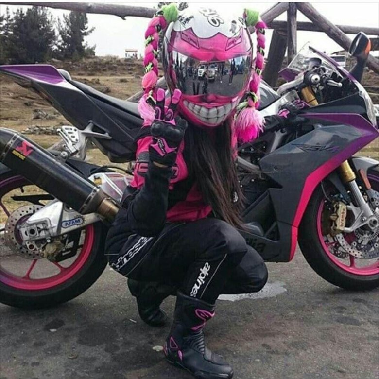 Девушка на мотоцикле в шлеме