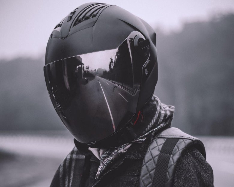 Мотоциклист в шлеме